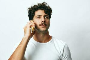 hombre tecnología antecedentes mensaje hipster camiseta teléfono blanco en línea foto