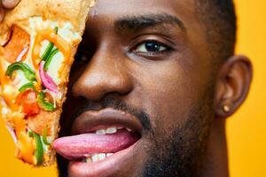 hombre negro chico americano entrega rápido antecedentes Pizza comida sonrisa contento comida africano nutrición foto