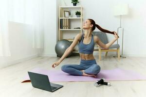 loto mujer estilo de vida vídeo salud habitación estera hogar yoga ordenador portátil formación foto