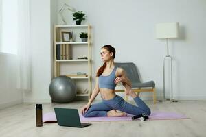 mujer salud yoga vídeo loto ordenador portátil gimnasio hogar estilo de vida estera formación foto