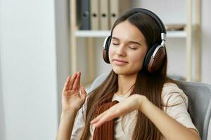 auriculares teléfono contento música meditación sonrisa silla Adolescente estilo de vida niña foto