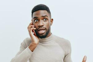 hombre joven empresario africano mensaje móvil contento sonrisa tecnología negro teléfono foto