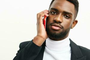 dispositivo hombre móvil tecnología teléfono joven empresario africano contento sonrisa negro foto