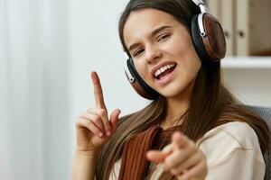 silla Adolescente auriculares niña estilo de vida meditación teléfono música contento sonrisa foto