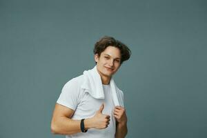 joven hombre toalla muscular lleno estilo de vida ajuste cuerpo deporte blanco camiseta antecedentes foto
