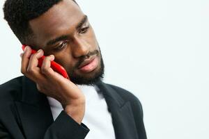 hombre joven móvil empresario africano sonrisa rojo contento negro teléfono tecnología foto