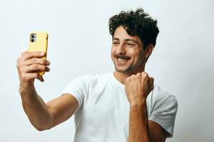hombre selfie tecnología blanco mensaje joven hipster en línea estilo de vida camiseta persona retrato mirando teléfono foto