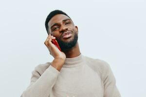 empresario hombre sonrisa móvil tecnología teléfono contento de moda joven africano negro foto