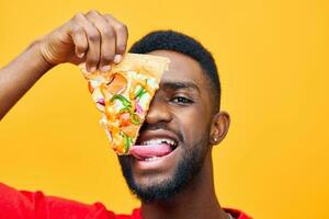 negro hombre rápido contento sonrisa entrega afro antecedentes adulto comida Pizza chico comida foto