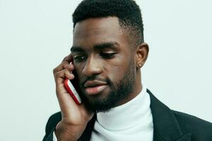 móvil hombre sonrisa africano tecnología joven empresario teléfono contento de moda negro foto