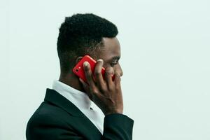 contento hombre africano móvil teléfono sonrisa negro empresario joven anuncio tecnología foto