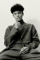 de fumar hombre negro blanco y cigarrillo sentado Moda retrato foto
