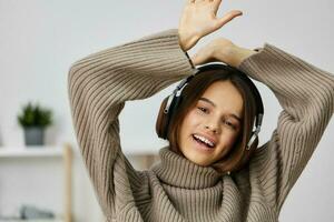 persona mujer hogar caucásico joven música auriculares auriculares interior contento estudiante foto