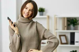 mujer blogger divertido móvil cámara teléfono emoción selfie teléfono inteligente foto hogar