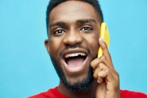 sonrisa hombre estudio aplicación tecnología teléfono móvil antecedentes negro africano contento joven foto