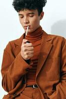 hombre ropa pensativo ligero negocio beige retrato Moda estilo de vida de fumar cigarrillo estudiante de moda sentado foto