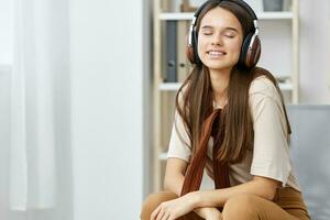 silla Adolescente niña teléfono meditación sonrisa estilo de vida contento auriculares música foto