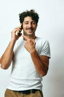 tecnología hombre hipster teléfono estilo de vida viaje retrato en línea contento camiseta casual mensaje blanco compras foto