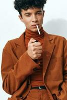 hombre espacio estudiante retrato pensativo Moda cigarrillo sentado beige masculino moderno de fumar estilo de vida foto
