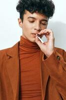 hombre pensativo de fumar sentado estudiante Moda estilo de vida cigarrillo retrato beige ligero foto