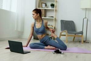 mujer vídeo formación ordenador portátil estera yoga loto salud estilo de vida hogar interior foto