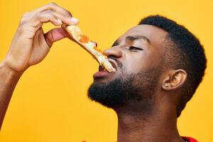 comida hombre sonrisa Pizza entrega negro aislado contento pizzería comida antecedentes chico rápido foto