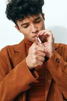 hombre elegante Moda uno estudiante pensativo cigarrillo de moda retrato sentado estilo de vida beige de fumar foto