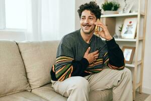 hombre sonrisa hogar célula sofá teléfono estilo de vida foto