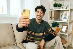 hombre mecanografía selfie hogar mensaje estilo de vida teléfono comunicación foto