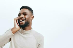 joven hombre sonrisa negro teléfono célula africano contento móvil tecnología empresario foto