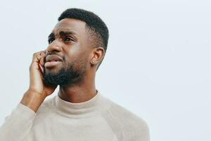 teléfono hombre negro africano empresario móvil contento de moda tecnología joven sonrisa foto