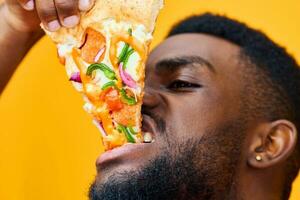 man fast isolated delivery pizza smile black studio guy food food happy background photo