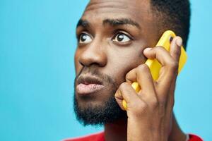 africano hombre tecnología joven hipster sonrisa teléfono emocionado negro móvil contento antecedentes foto