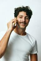 hombre tecnología mensaje blanco teléfono en línea hipster camiseta foto