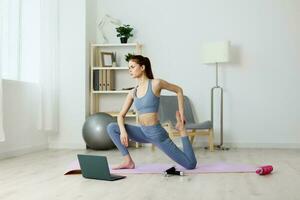 mujer ordenador portátil formación yoga vídeo hogar bienestar estera loto estilo de vida salud foto