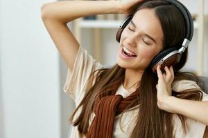 meditación estilo de vida auriculares sonrisa música contento Adolescente niña silla teléfono foto