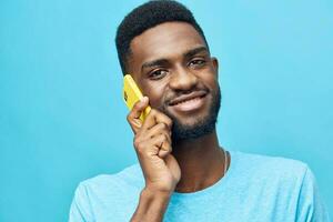 móvil hombre antecedentes pantalla contento negro joven africano tecnología demostración teléfono sonrisa foto