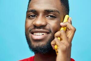 africano hombre teléfono negro sonrisa antecedentes joven retrato dispositivo contento tecnología móvil foto