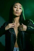 neón mujer ligero concepto fumar asiático oscuro vistoso retrato blanco de moda borroso verde Arte foto