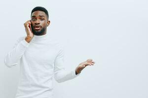 hombre negro tecnología teléfono persona contento africano sonrisa empresario joven móvil foto