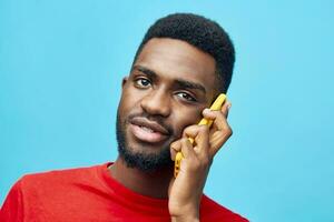 tecnología hombre joven móvil teléfono contento negro sonrisa antecedentes en línea africano célula foto