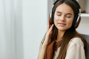 contento sonrisa teléfono niña Adolescente música auriculares meditación silla estilo de vida foto