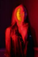 mujer Arte concepto de moda adulto ligero azul retrato rojo neón vistoso noche foto