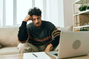 computadora hombre sofá en línea felicidad negocio sonrisa ordenador portátil Lanza libre trabajando hogar foto