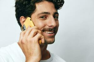 hombre en línea tecnología hipster estilo de vida blanco retrato empresario camiseta teléfono mensaje foto