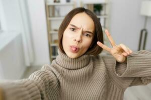 mujer imagen selfie blogger foto móvil teléfono cámara hogar teléfono inteligente emoción