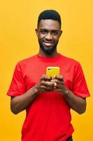 antecedentes hombre móvil africano ciberespacio negro contento joven tecnología teléfono amarillo negocio foto
