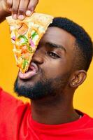en línea hombre americano entrega negro comida Pizza africano contento comida rápido sonrisa antecedentes chico foto