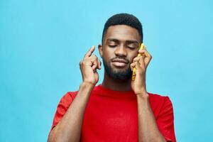 hombre afro negro dispositivo contento tecnología móvil sonrisa joven teléfono africano antecedentes foto