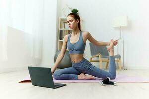 mujer formación estera ordenador portátil hogar estilo de vida loto rutina de ejercicio vídeo yoga salud foto